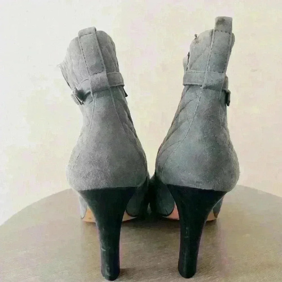 BROOKS BROTHERS 8.5 WOMENS GREY LEATHER QUILTED MOB WIFE DATE NIGHT FLIRTY HEELS - Picture 4 of 11